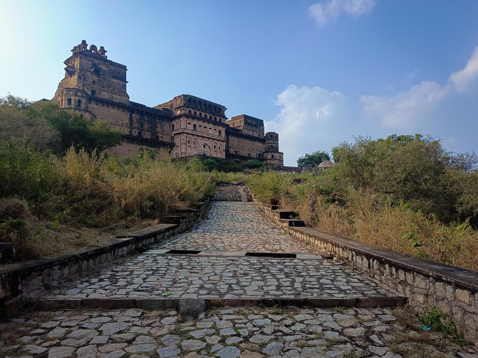 निवाड़ी जिले में गढ़कुंडर किले का मुख्य मार्ग और ऐतिहासिक दुर्ग परिसर