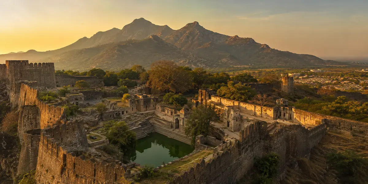 जूनागढ़ के उपरकोट किले का प्रवेश और चूड़ासमा राजवंश की विरासत