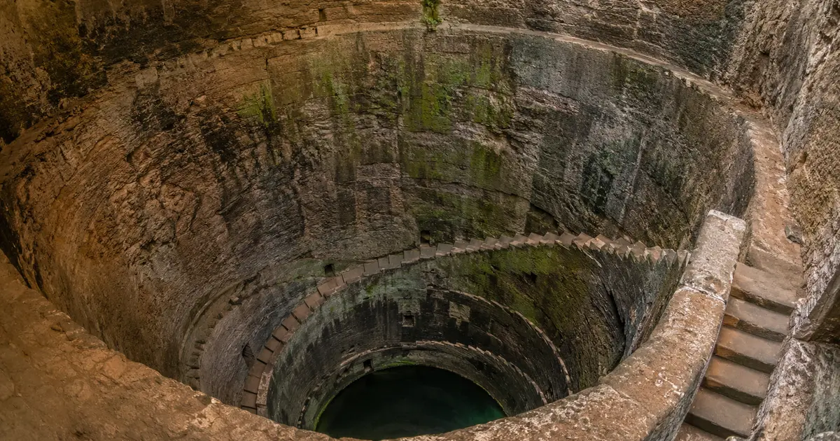 उपरकोट जूनागढ़ का नवनघण कुआं और चूड़ासमा काल की घुमावदार सीढ़ियां